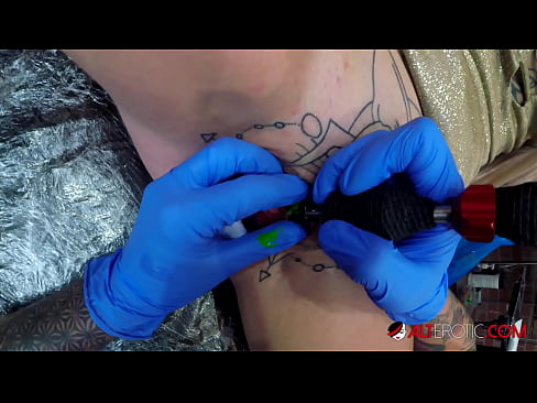 ❤️ Extremadamente tatuado hottie Sully Savage consiguió un tatuaje en su clítoris ❤️ Video de sexo en es.analizatorkrovi.ru ❌️